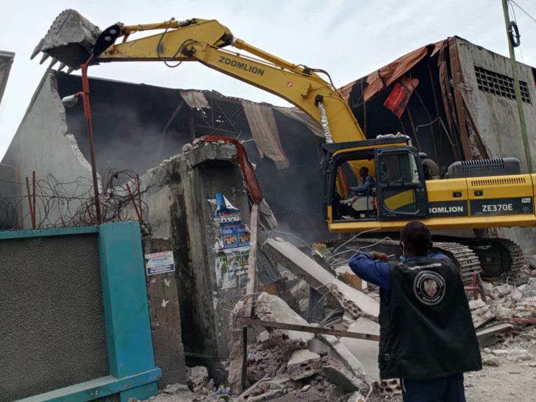 Lutte contre les constructions anarchiques : Une maison détruite sur un caniveau à Kinshasa