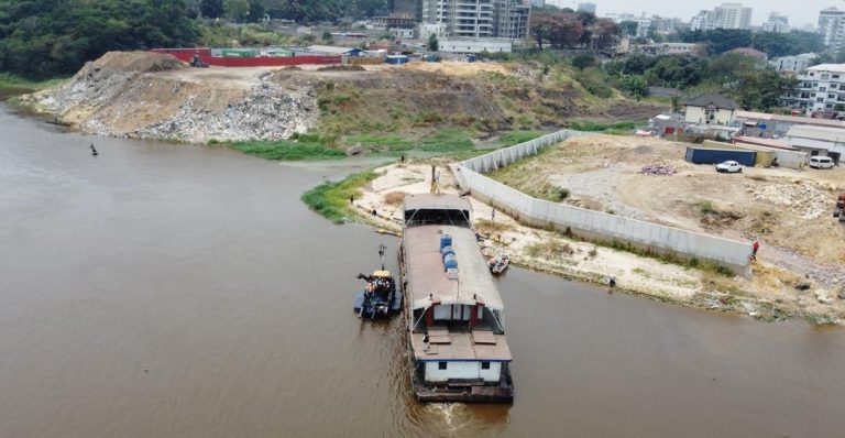 Kinshasa : John Banza lance le dragage de la rivière Gombe pour prévenir les inondations