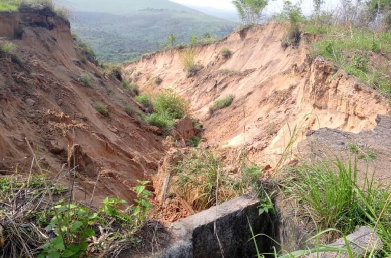 Kwango : La route de Kenge II menacée par une dizaine de têtes d’érosion