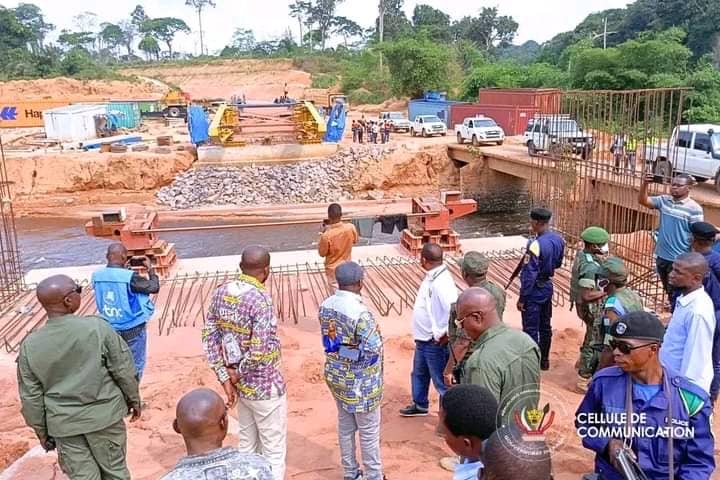 Kasaï : Le Gouverneur Crispin Mukendi satisfait de l’avancement des travaux de la RN1 à Kaluebo