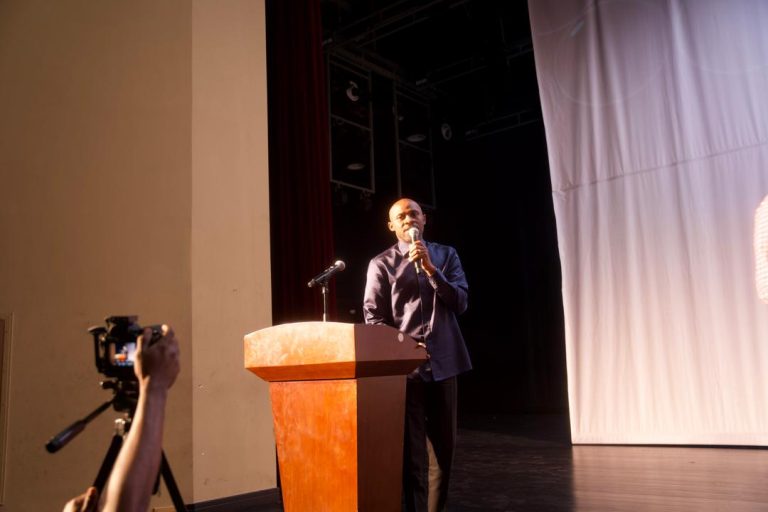 Kinshasa : Patrick Muyaya salue le film “Muganga” comme un puissant hommage au combat du Dr Mukwege et des femmes congolaises