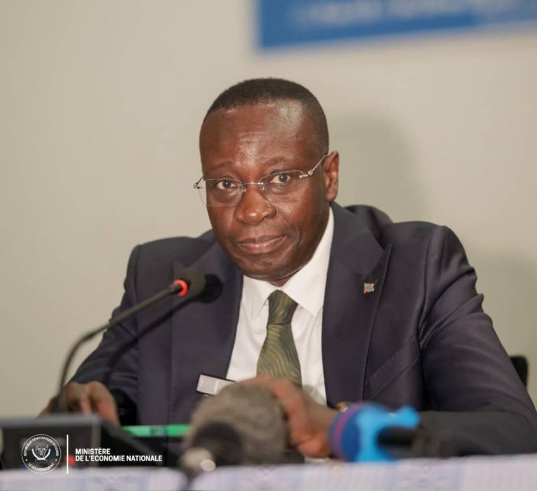 RDC : Le ministre de l’Économie Daniel Mukoko Samba met en garde les entreprises de télécommunication sur le taux de change