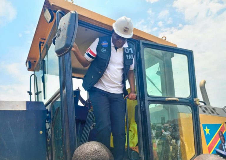 Kwilu : Le Gouverneur Philippe Akamituna Ndolo lance les travaux de 22 km de routes urbaines