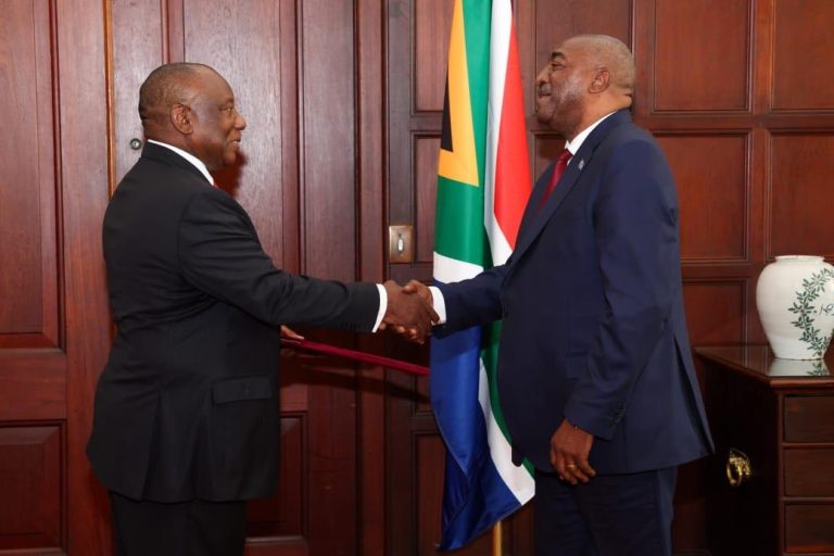 John Nyakeru présente ses lettres de créance à Cyril Ramaphosa comme nouvel ambassadeur de la RDC en Afrique du Sud