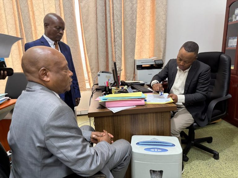 Kinshasa : Le député Steeve Mbikayi interpelle la ministre des Affaires foncières sur la destruction des constructions anarchiques