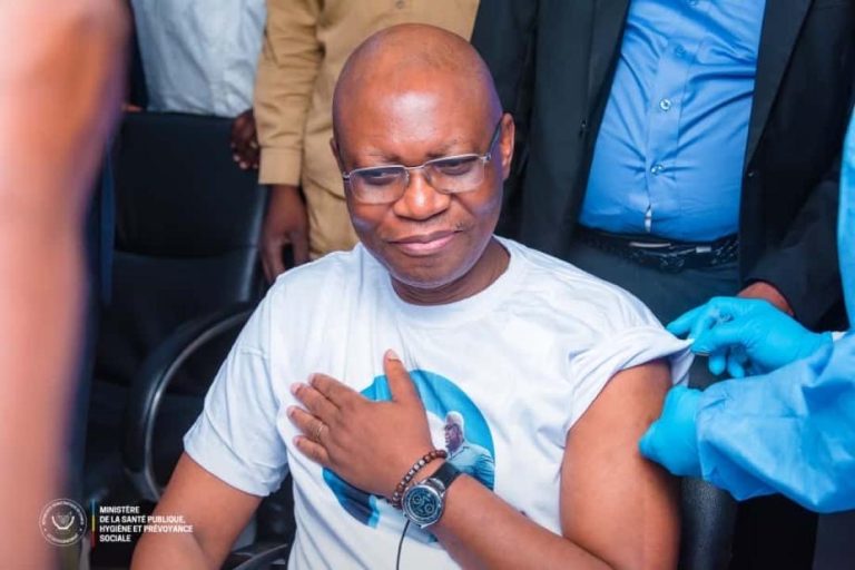 RDC : Roger Kamba prêche par l’exemple en se vaccinant contre le virus Ebola