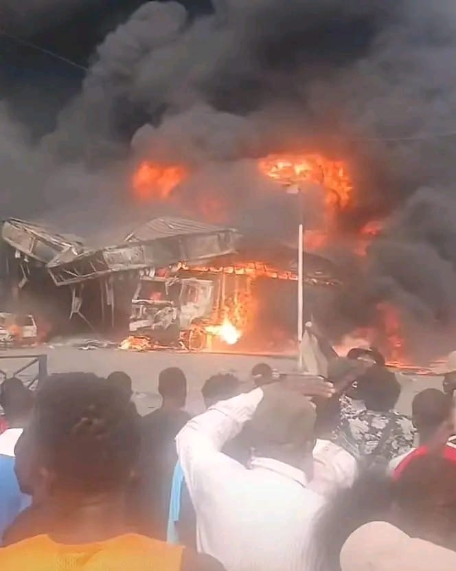 Kinshasa : Une station-service ravagée par un violent incendie à Masina