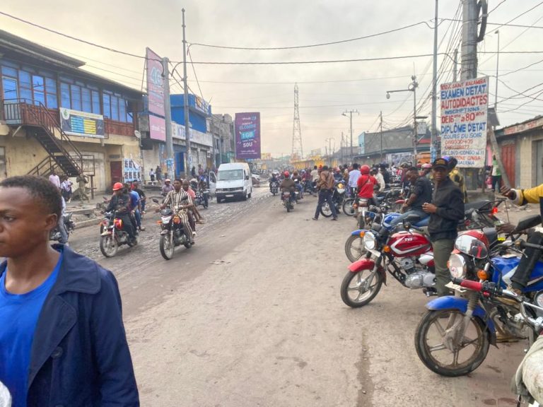 Kinshasa : le contrôle renforcé des documents provoque l’arrêt du transport à Ngaliema