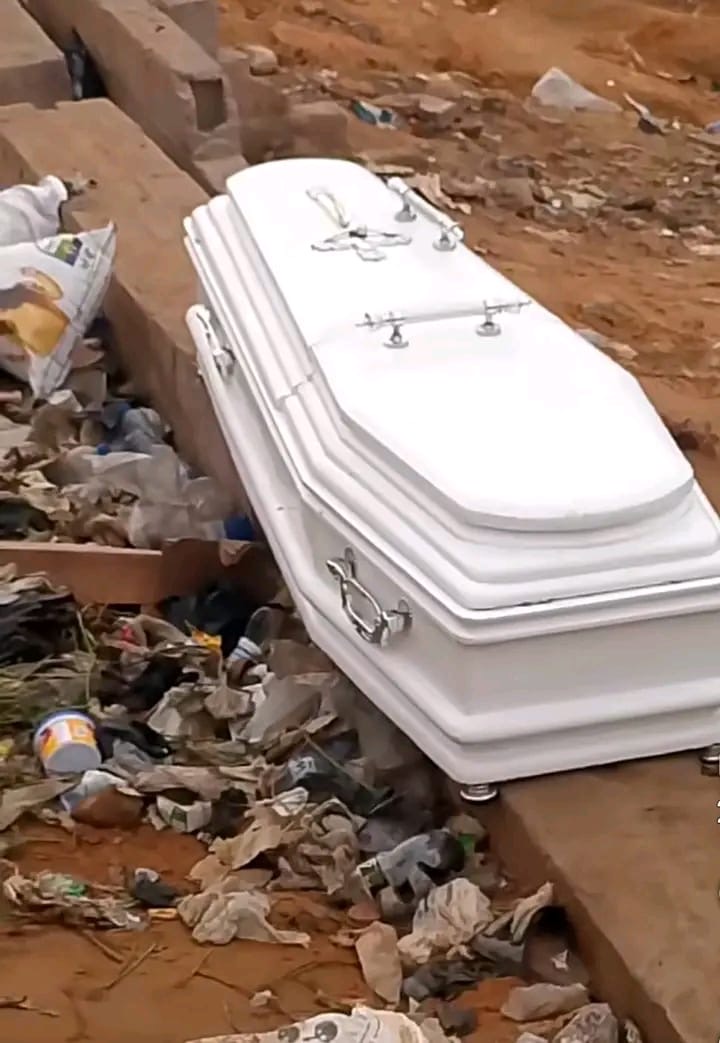 Kinshasa : A Mont-Ngafula, un cercueil abandonné sème la panique sur la route By-pass