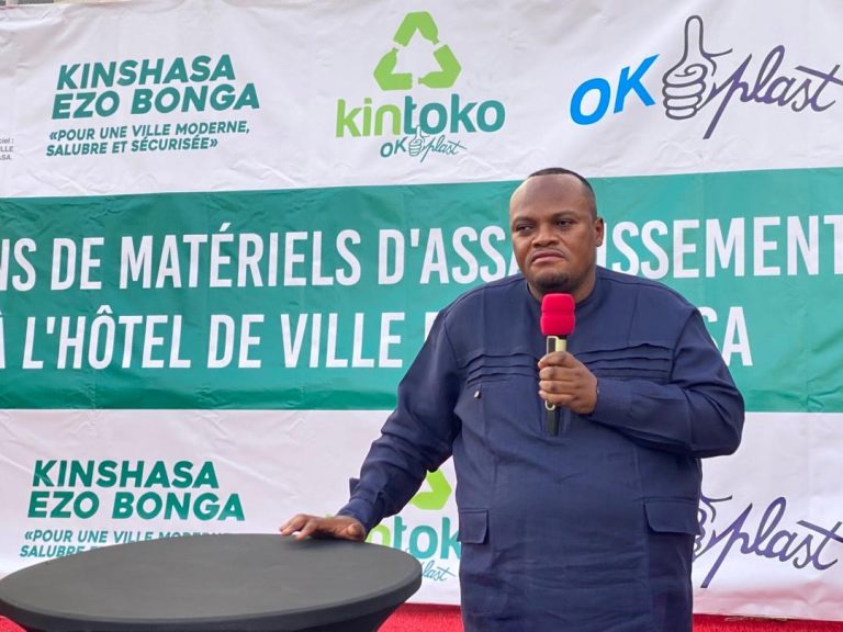 Kinshasa lance l’opération « Zéro bouteille plastique » : le gouverneur Bumba appelle les habitants à adopter une capitale plus propre