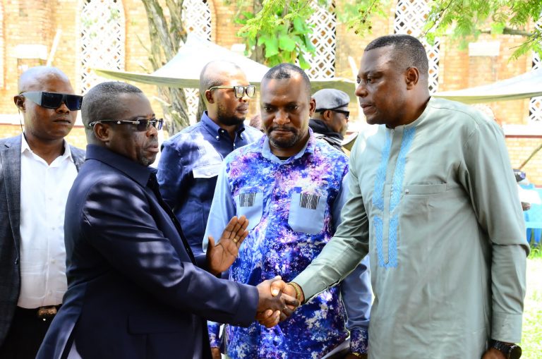 Kasaï : Gouverneur Crispin Mukendi lance officiellement la campagne contre le paludisme à Tshikapa