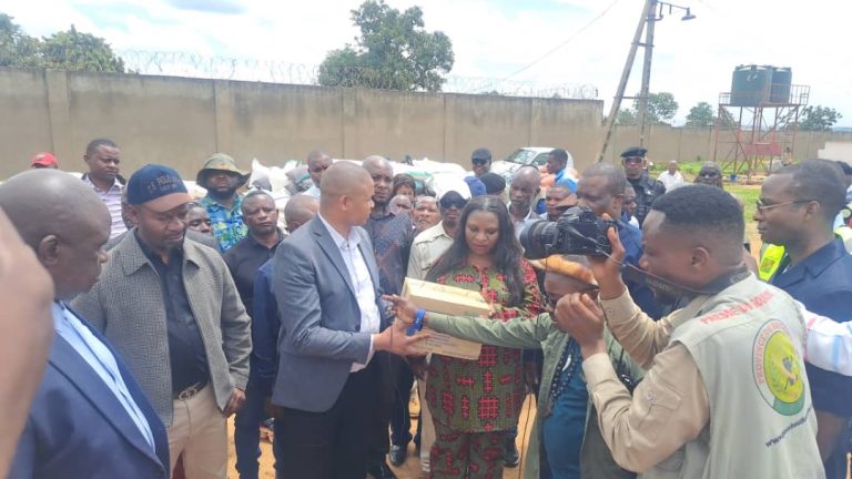 Haut-Katanga : le Gouverneur Martin Kazembe au chevet des détenus de la prison Boma de Kipushi