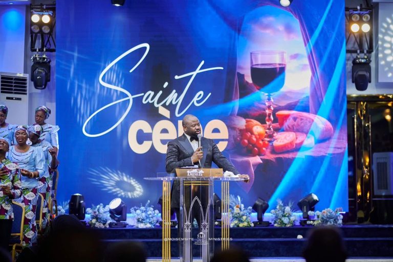 À l’approche de la Saint-Valentin, Moïse Mbiye clarifie le message de « Dans ma tête »