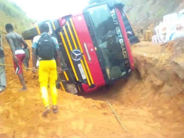 Kwilu : Un camion chargé se renverse à 6 km de Gungu et bloque la route Batshiamba–Gungu