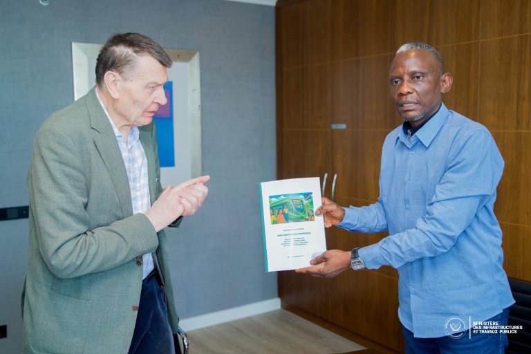 RDC : John Banza remet l’Accord de Principe au consortium Tramways de Kinshasa et fixe l’échéance de 2027
