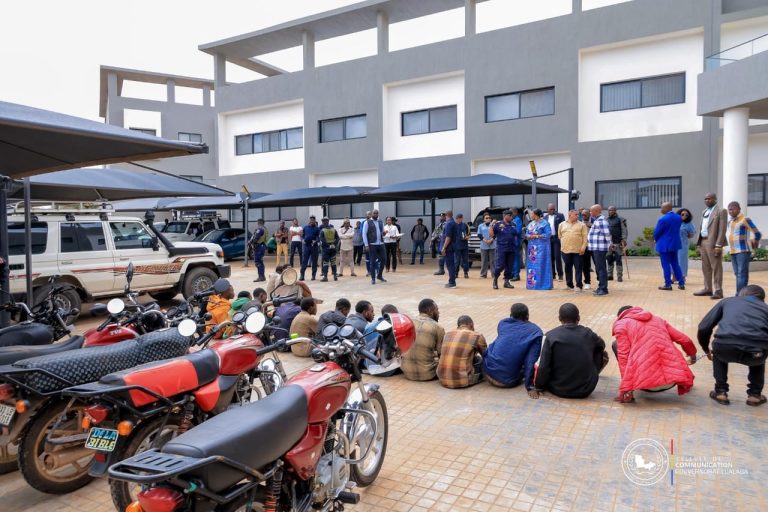 Lualaba : 17 présumés criminels arrêtés et présentés à la gouverneure Fifi Masuka