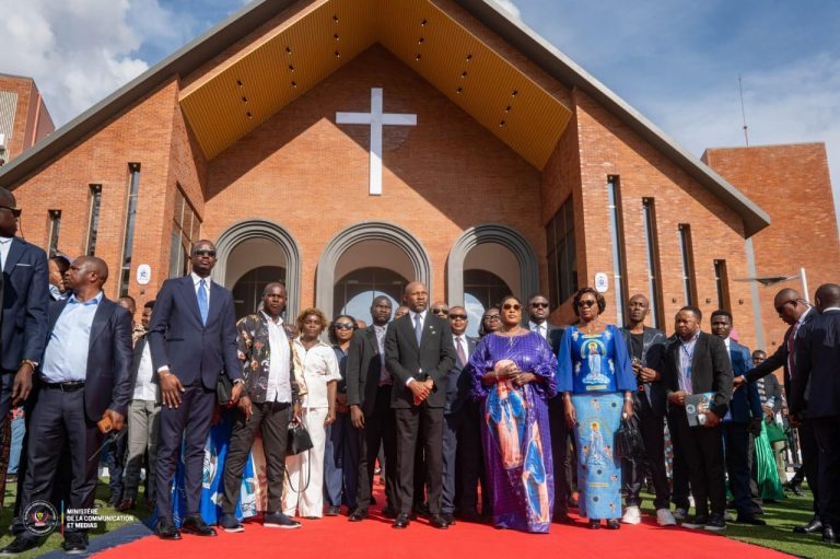 Lualaba : Patrick Muyaya salue le partenariat État–Église lors de la dédicace de la cathédrale Notre-Dame de la Paix à Mariapolis