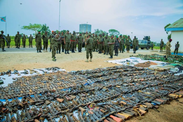 Ituri : 49 combattants du CRP arrêtés et près de 500 armes récupérées lors d’une opération des FARDC