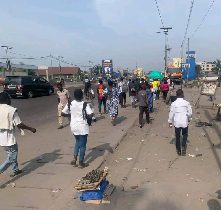 Kinshasa : grève partielle des chauffeurs, la population contrainte à une marche forcée