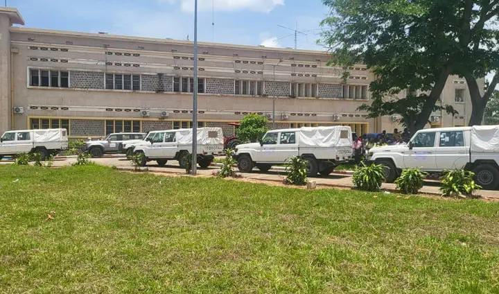 Corridor RDC–Angola : le gouverneur Joseph-Moïse Kambulu dote les services provinciaux de huit véhicules à Kananga