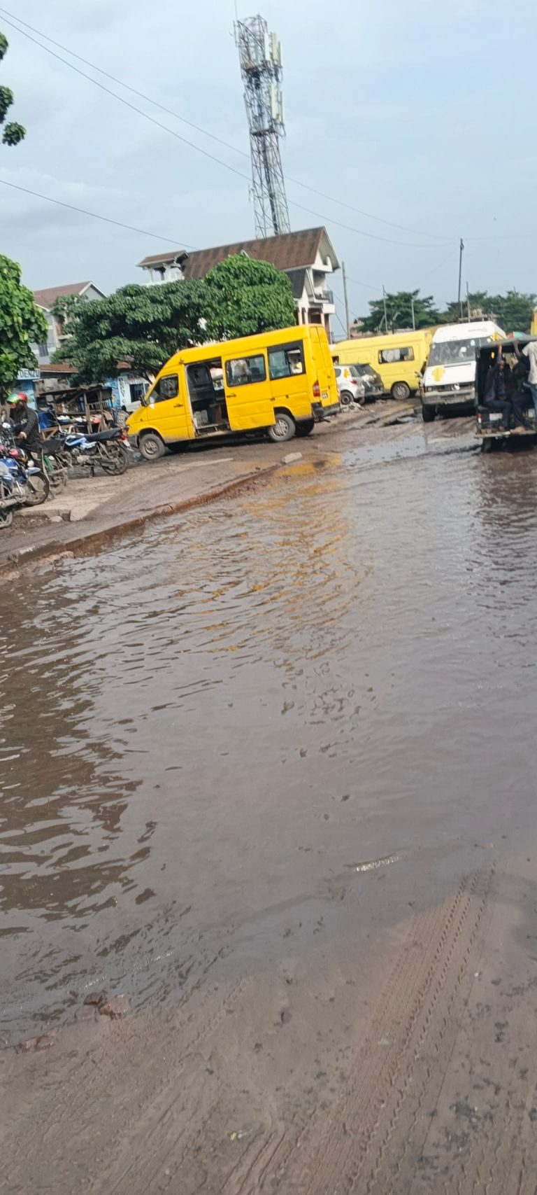 Délabrement routier à N&rsquo;djili : La route Sainte Thérèse–Dokolo fragilise véhicules et population