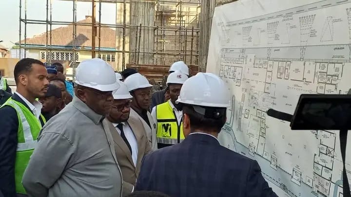 Kasaï central : Jean Pierre Bemba inspecte les travaux de construction de la nouvelle aérogare de Lungandu