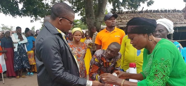 Kasaï : Eugène Kuamba lance la campagne gratuite de Mectizan pour protéger les habitants d’Ilebo contre l’onchocercose