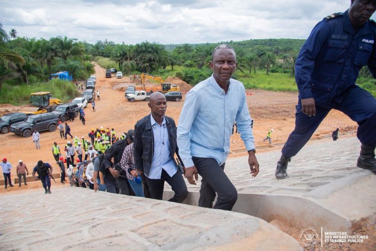 Kinshasa : Le ministre des Infrastructures John Banza Lunda supervise la pose d’une poutre de 45 tonnes au pont Mfuti