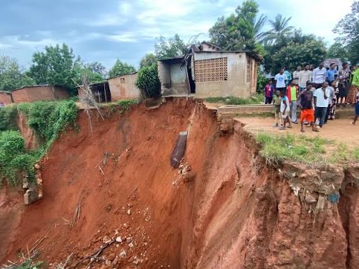 Kananga : Une femme enceinte meurt dans un ravin après les fortes pluies à Kamayi