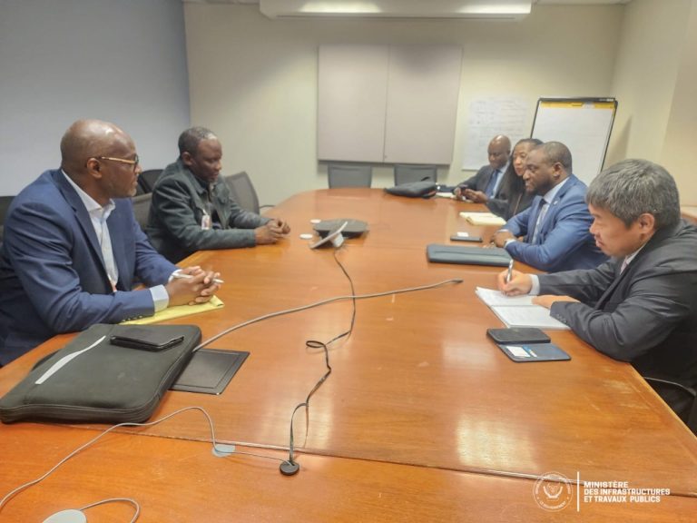 20 000 km de routes en deux ans : La RDC scelle un partenariat stratégique avec la Banque africaine de développement