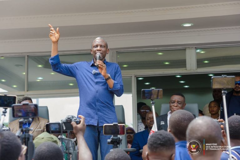 RDC : John Banza demande l’accélération des travaux à Bandundu avant la 13ᵉ Conférence des gouverneurs