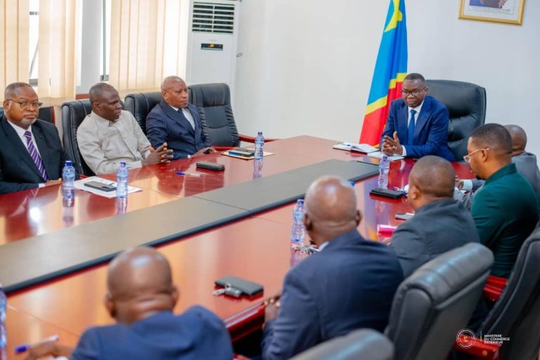 Contrôle des importations en RDC : Un rapport stratégique sur l’Office Congolais de Contrôle remis à Julien Paluku Kahongya