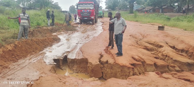 RDC : La RN1 coupée à Kazumba, un axe vital paralysé et l’économie locale à l’arrêt