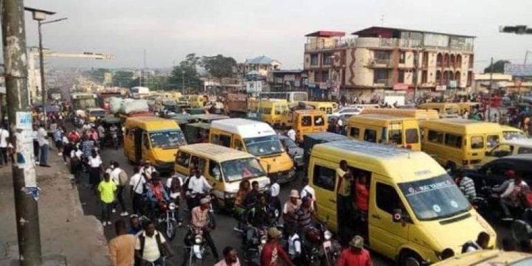 Embouteillages à Kinshasa : L&rsquo;inefficacité des contrôles routiers à nu, l&rsquo;urgence s&rsquo;impose pour fluidifier la circulation