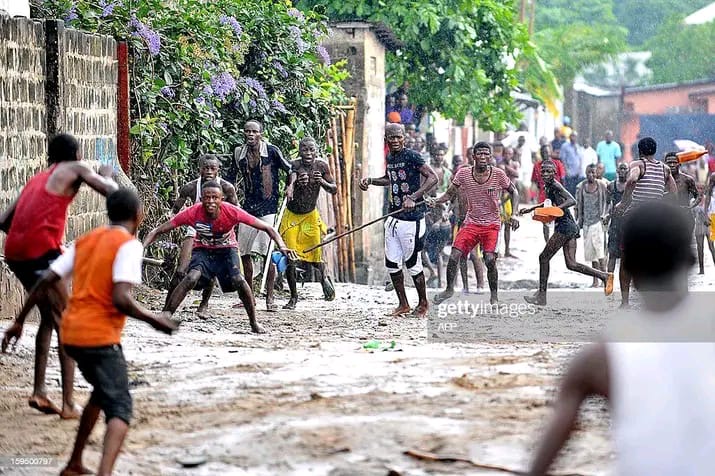 Kinshasa – Limete: les affrontements entre deux gangs de « Kuluna » sèment la terreur à la 7è rue sous l&rsquo;oeil spectateur de la Police