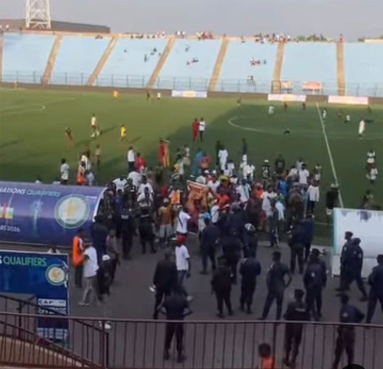 Illicocash Ligue 1 : colère noire au Stade Tata Raphaël, les fans de l’OC Renaissance exigent la tête de Willy Kindembe