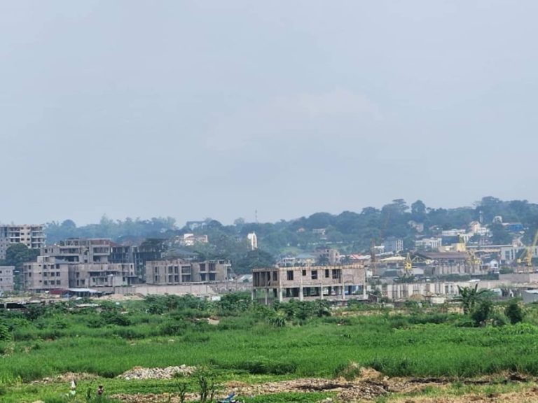 Baie de Ngaliema : Des constructions attribuées à des hauts responsables bloquent l’opération de démolition