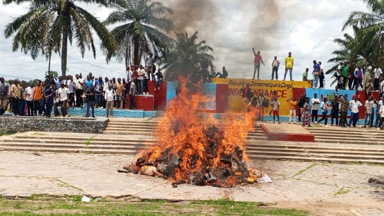 Kasaï Central : Les autorités provinciales procèdent à l’incinération du chanvre saisi à Bena Mande