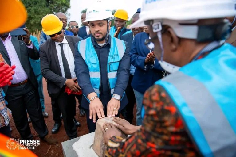 Bas-Uélé : Le gouverneur Mike-David Mokeni lance la construction d’une centrale de médicaments