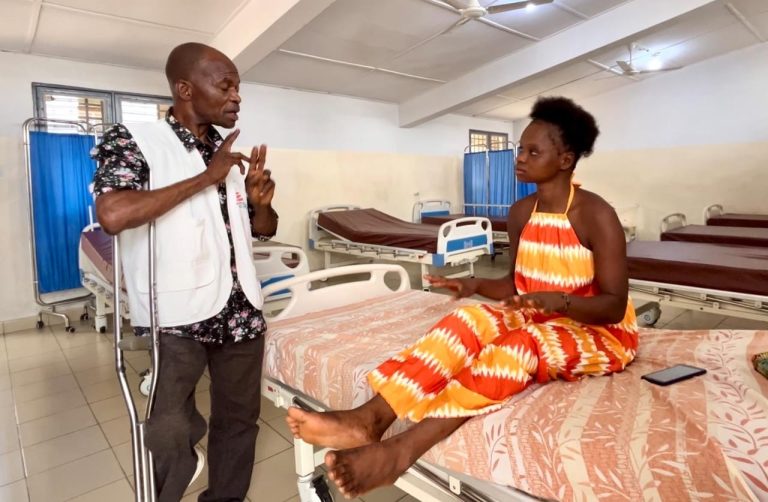 Kinshasa : MSF renforce l’accès aux soins des personnes handicapées grâce au solaire et aux cliniques mobiles