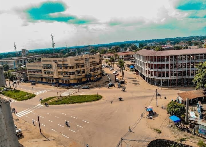 Tshopo : Une vingtaine de maisons attaquées par des hommes armés à Kisangani, deux blessés par balle