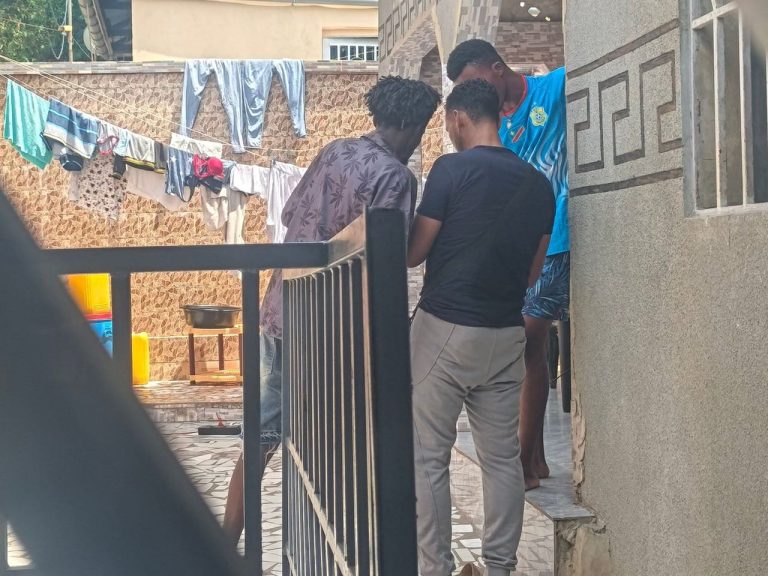 Kinshasa : Quand le petit commerce légal échappe à l’État et bascule dans le porte-à-porte informel