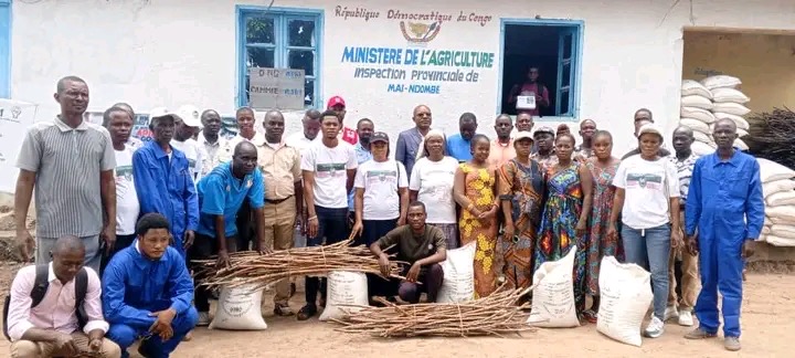 Maï-Ndombe : le gouvernement provincial procède à la distribution de semences améliorées pour la relance agricole à Inongo