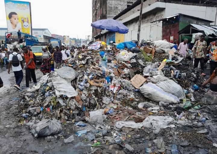 Kinshasa : Le marché de Selembao submergé par les immondices, commerçants et clients exposés