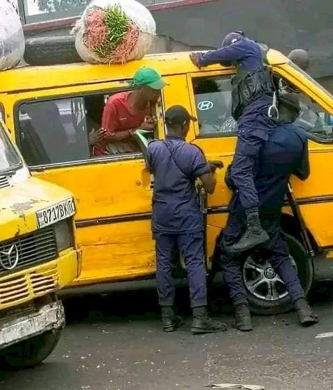 Tracasseries à Kinshasa : Le Commissaire divisionnaire Israël Kantu fait arrêter des agents de transport pris en flagrant délit au pont Ngabi