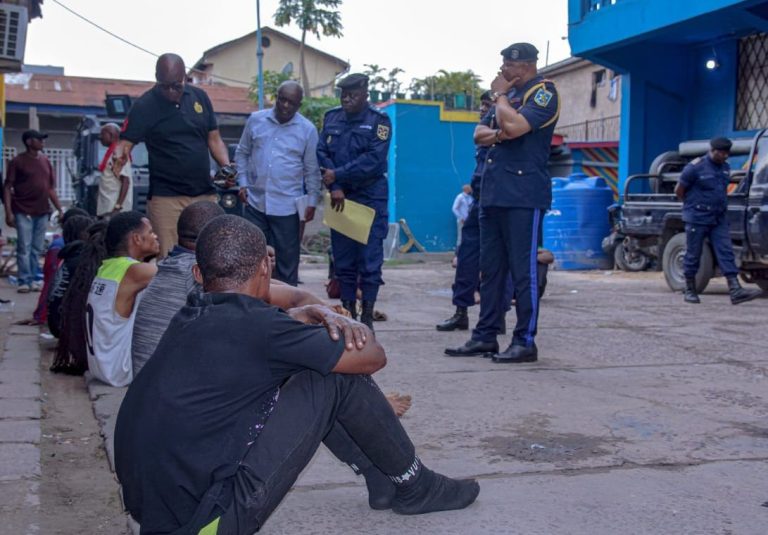 Kinshasa : la Police nationale congolaise démantèle un réseau de faux enlèvements et interpelle huit suspects