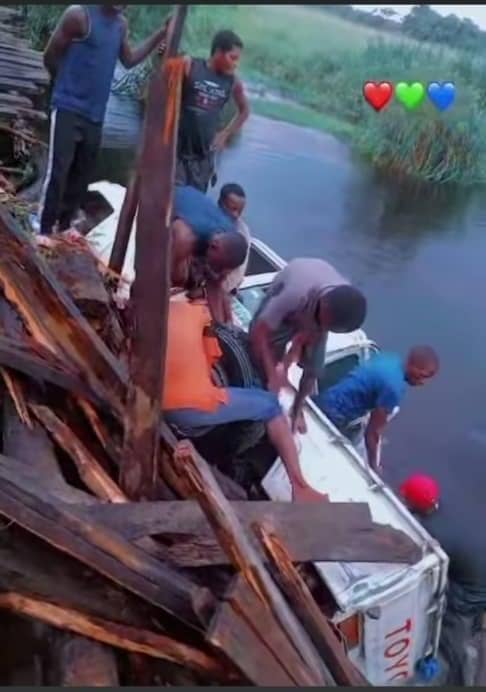 Kwango : Une jeep du PEV et des vaccins engloutis dans la rivière Kwenge après l’effondrement d’un pont