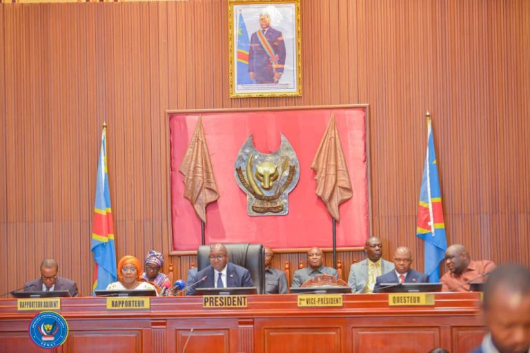 RDC : Les sénateurs valident la prolongation de l’état de siège au Nord-Kivu et en Ituri