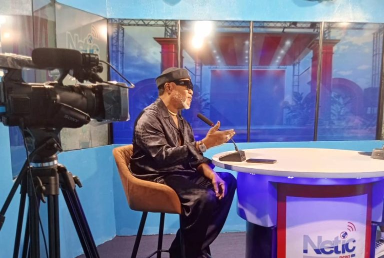 Koffi Olomidé séduit par NETIC NEWS TV et encourage la créativité locale