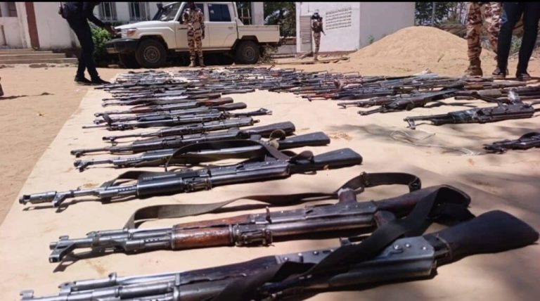 Bas-Uélé : Les FARDC saisissent plusieurs armes lors d’une opération de traque des groupes armés à Bagugu et Waliwa